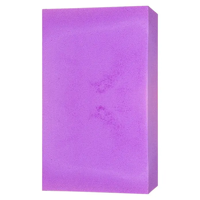 Esponja super absorbente - 3 x 7,5 x 12 cm - Primer plano de un bloque de espuma rectangular color lavanda con una ligera textura sobre un fondo negro.