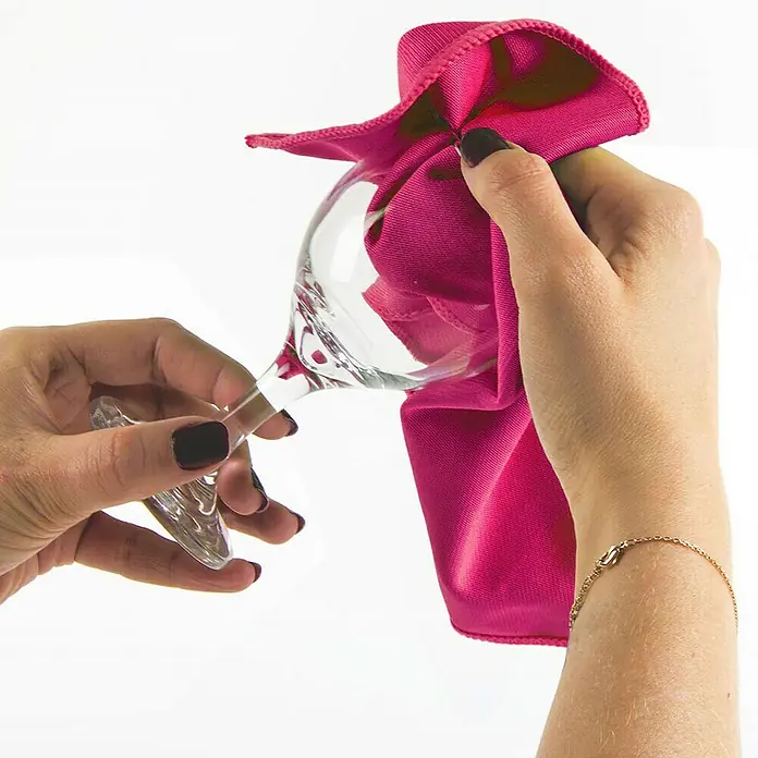 Bayeta de microfibra - 2 ud., Microfibra, 30 x 30 cm - Se está puliendo una copa de vino con un paño rosa sin pelusa, asegurando que quede limpia y brillante. Perfecto para el hogar o eventos.