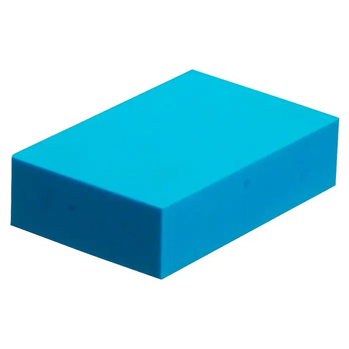 Esponja super absorbente - 3 x 7,5 x 12 cm - Primer plano de un bloque rectangular turquesa colocado sobre una superficie negra.