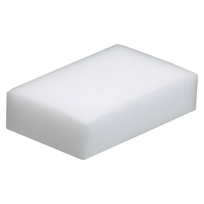 Esponja mágica - 3 ud. - Primer plano de una goma mágica blanca con bordes redondeados, ideal para limpiar diversas superficies en el hogar.
