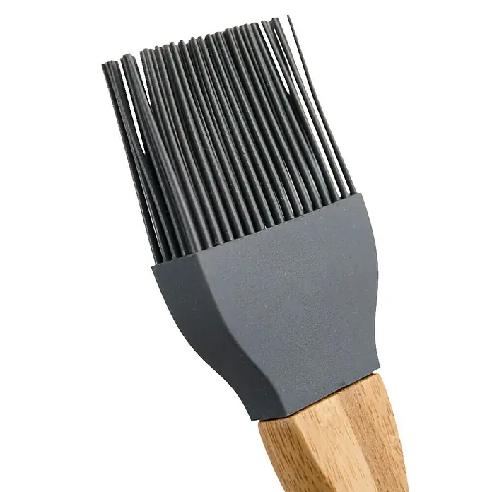 Pincel de cocina - 22,5 cm, Silicona - Primer plano de una brocha de silicona con mango de madera, ideal para glasear y marinar en la cocina.