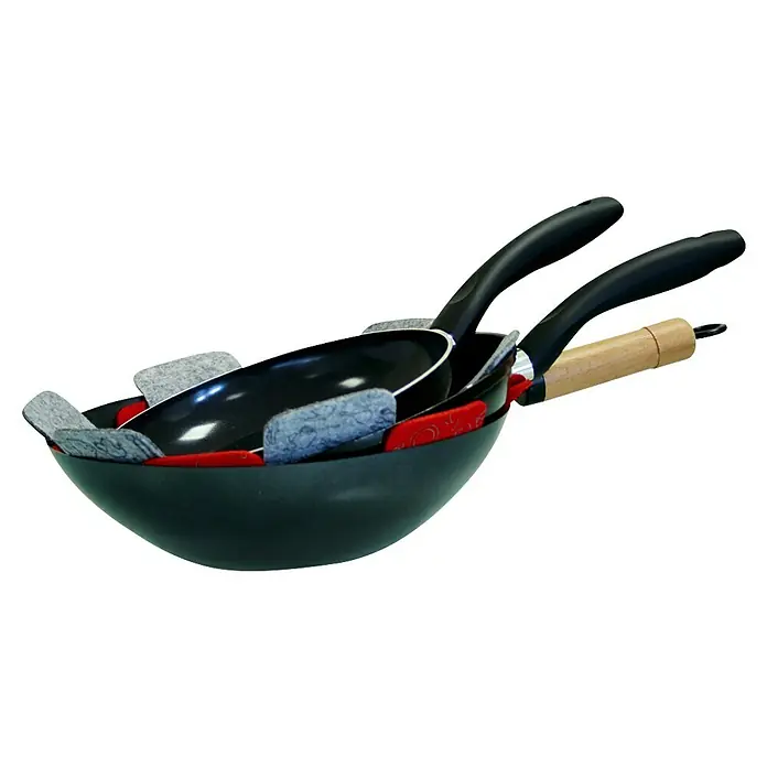 Protector de fieltro para sartenes - Diámetro: 38 cm, Gris/Rojo/Negro - Sartenes apiladas y un wok con almohadillas protectoras rojas y grises para evitar arañazos. El wok tiene un mango de madera.