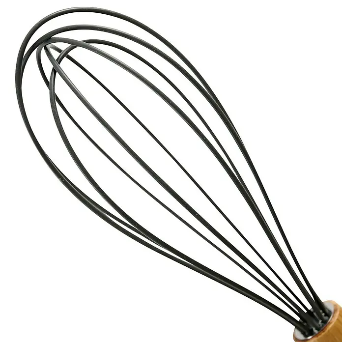 Batidor de cocina - Altura: 26 cm, Gris/Bambú - Primer plano de un batidor con alambres negros y mango de madera, perfecto para mezclar ingredientes.