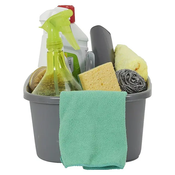 Organizador con asa - Gris - Cubo lleno de productos y herramientas de limpieza, incluyendo aerosoles, esponjas y paños para las tareas domésticas.