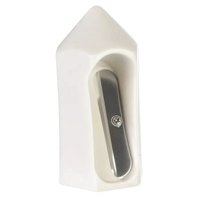 Cortador de verduras - L x An x Al: 5,5 x 5,5 x 11 cm - Un sacapuntas blanco angular con una cuchilla de metal y un tornillo, ideal para afilar lápices.