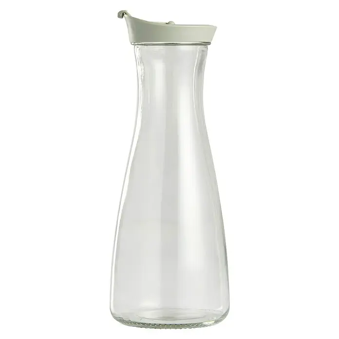 Jarra con tapa - Vidrio, Arena natural/Verde musgo/Amarillo arena, 1 ud. - Una jarra de vidrio vacía con una tapa gris claro, ideal para agua, jugo u otras bebidas. El cuello esbelto y la base ancha dan elegancia.