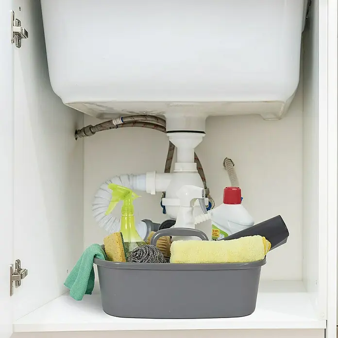 Organizador con asa - Gris - Imagen de orden con productos de limpieza bien guardados en un recipiente debajo del fregadero. Solución práctica para más orden.