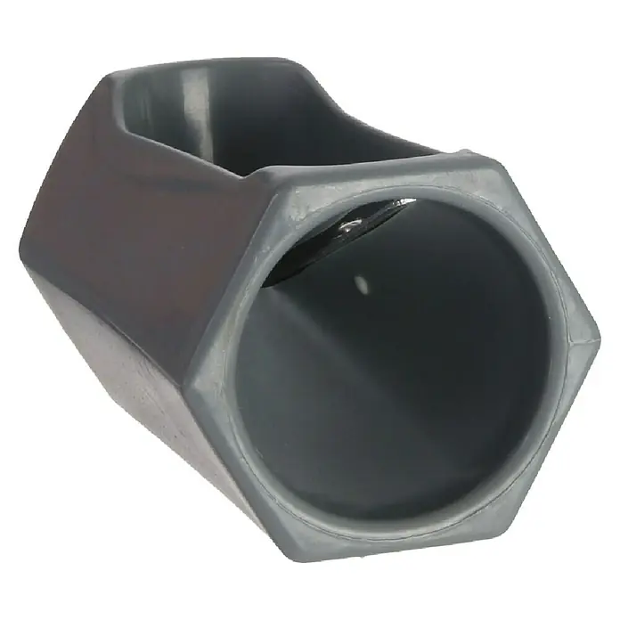 Cortador de verduras - L x An x Al: 5,5 x 5,5 x 11 cm - Primer plano de una funda hexagonal gris con abertura para tubos. Ideal para proyectos de bricolaje y reparaciones.