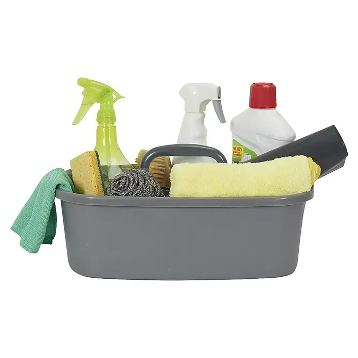 Organizador con asa - Gris - Un cubo gris lleno de varios productos de limpieza como aerosoles, esponjas y cepillos, ideal para las tareas domésticas.
