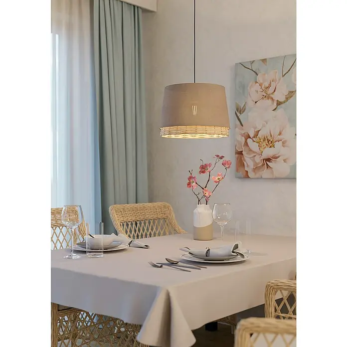 Pendelleuchte rund Boho mit Leinenschirm - 40 W, Ø x H: 38 x 110 cm, Beige/Natur, Schwarz, E27 - Einrichtung mit einer stilvollen Pendelleuchte über einem Esstisch, der mit Geschirr und Blumen dekoriert ist.