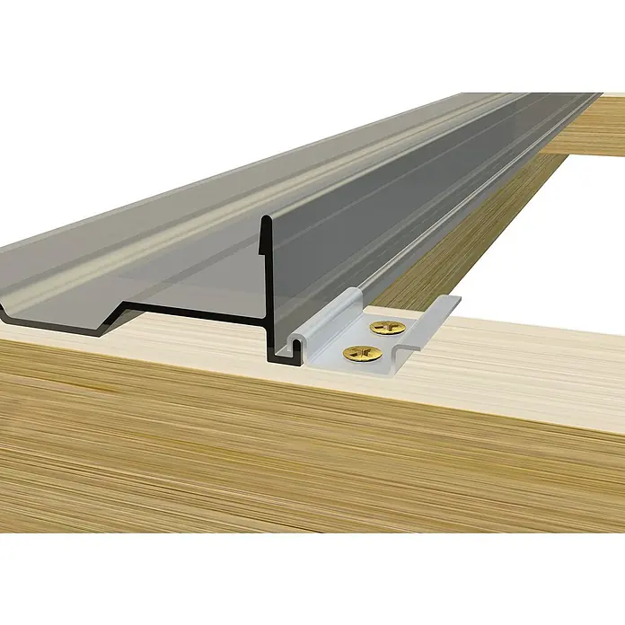 Klammer für PC Stehfalz - Stahl, Gesamtstückzahl: 20 Stk. - Detailaufnahme einer Polycarbonat-Terrassenüberdachung mit Alu-Profilen, die auf einer Holzkonstruktion befestigt sind.