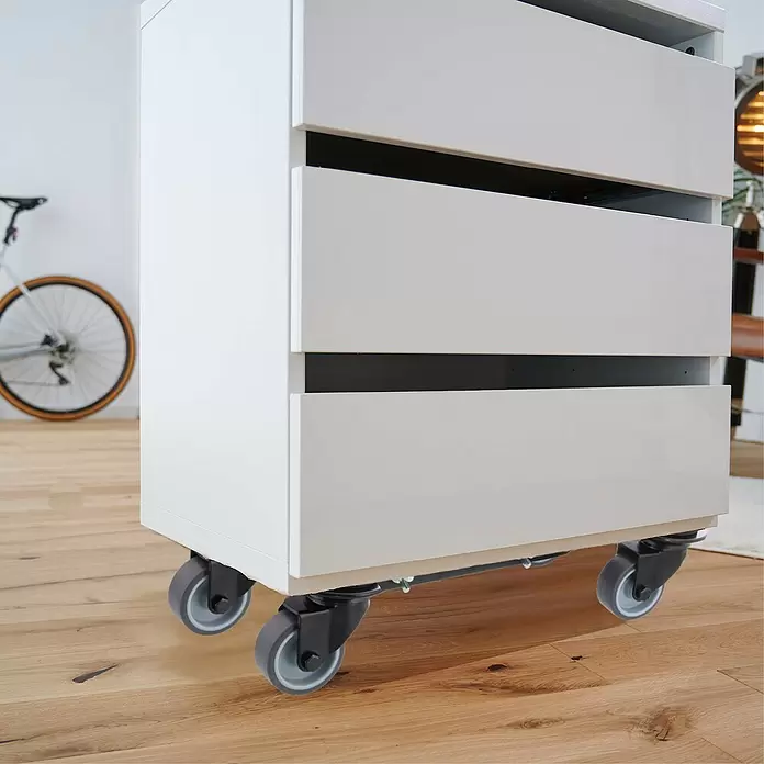 Wagner System Transportroller MM 4120 - L x B x H: 35 x 16,5 x 9 cm, Traglast: 250 kg, Stahl - Weißer mobiler Rollcontainer mit leicht geöffneten Schubladen auf Holzboden.