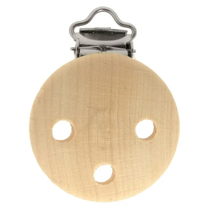 Glorex Hobby Time Schnullerketten-Clip - Durchmesser: 35 mm, Holz - Nahaufnahme eines hölzernen Schnullerclips mit einem Metallverschluss und einem überraschten Gesicht. Praktisches und stilvolles Accessoire für Babys.