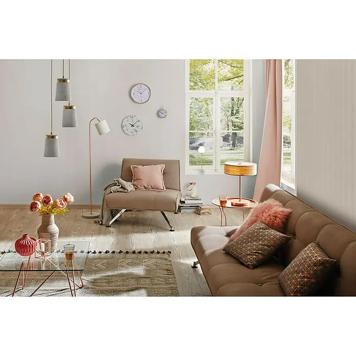 Paulmann Neordic Tischleuchte rund Moa - 10 W, Ø x H: 100 mm x 40 cm, Gold, Weiß, G9 - Wohnzimmer mit beigem Sofa, Sessel, Glas Couchtisch mit rosafarbenen Akzenten und Pendelleuchten für eine gemütliche Atmosphäre.