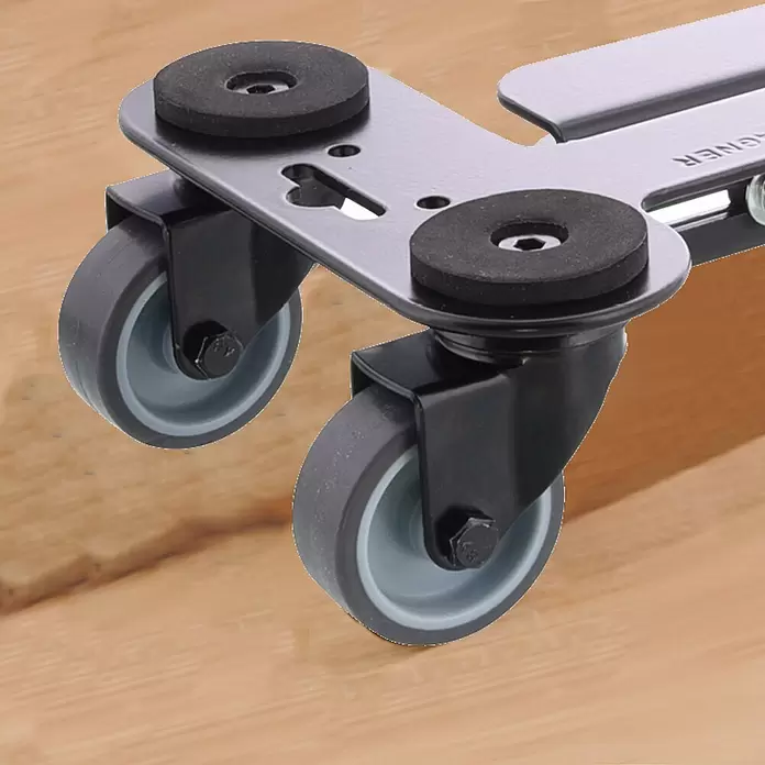 Wagner System Transportroller MM 4120 - L x B x H: 35 x 16,5 x 9 cm, Traglast: 250 kg, Stahl - Unterseite eines grauen Möbelrollbretts auf Holzboden, mit schwarzen Lenkrollen mit grauen Rädern und schwarzen rutschfesten Gummipads.