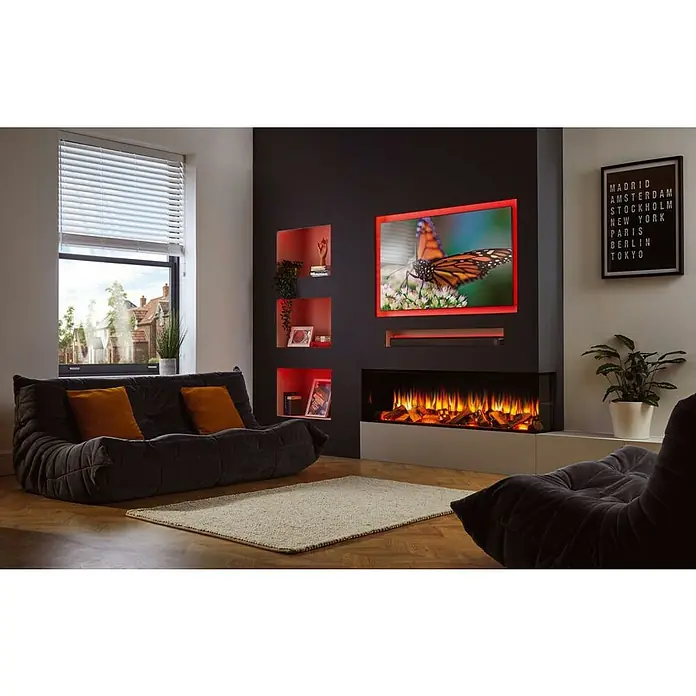 Charlton & Jenrick Chimenea eléctrica i1500E - Negro, 1.500 W, L x An x Al: 30 x 153 x 56 cm - Elegante salón con sofá gris, cojines y una moderna chimenea eléctrica para un calor acogedor. La televisión con un motivo de mariposa atrae la mirada.