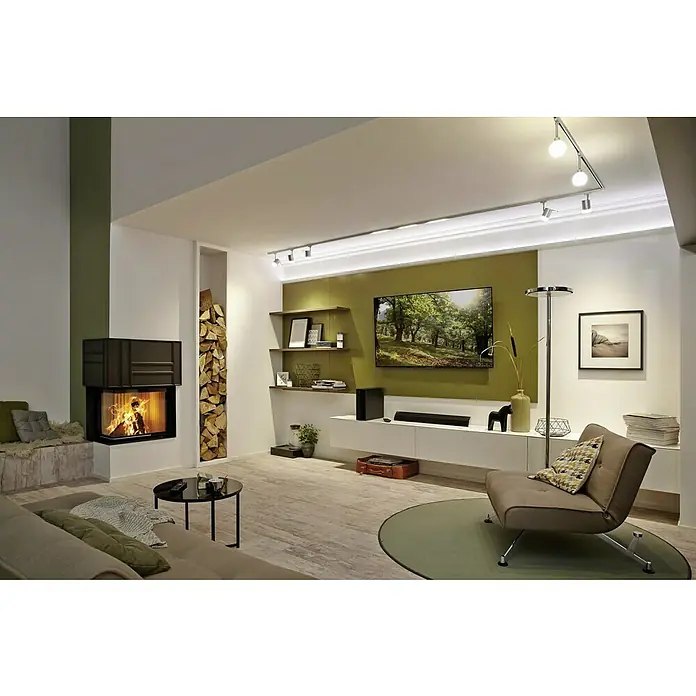 Paulmann URail LED-Spot Pipe - GU10, Chrom matt - Das moderne Wohnzimmer verfügt über einen Kamin, einen Fernseher und stilvolle Möbel, die ein elegantes Ambiente schaffen.
