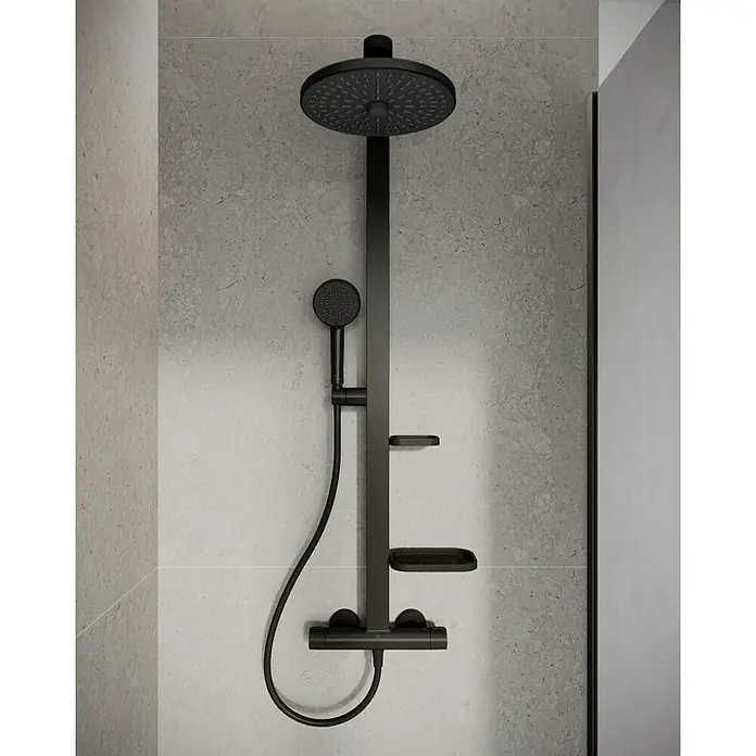Ideal Standard Überkopfbrausen-Set Alu+ - Schwarz, Durchmesser Kopfbrause: 26 cm - Schwarze Duschsäule mit Kopf- und Handbrause sowie Ablageflächen, montiert an einer hellgrauen Wand. Elegantes Design für moderne Badezimmer.