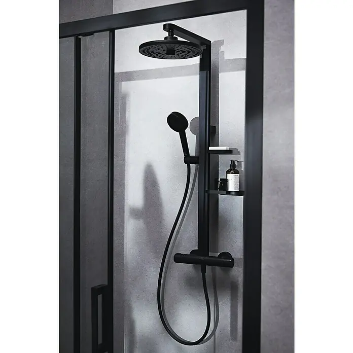 Ideal Standard Überkopfbrausen-Set Alu+ - Schwarz, Durchmesser Kopfbrause: 26 cm - Nahaufnahme einer stilvollen schwarzen Duscharmatur mit Kopf- und Handbrause, integrierten Ablagen und elegantem, modernem Design.