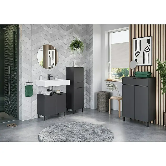 Germania Arcena Waschtischunterschrank - B x T x H: 60 x 34 x 56 cm, Graphit, Matt - Badezimmer-Interieur mit grauen Badmöbeln, darunter ein Waschbeckenunterschrank, ein Hochschrank und ein Seitenschrank mit Handtüchern.