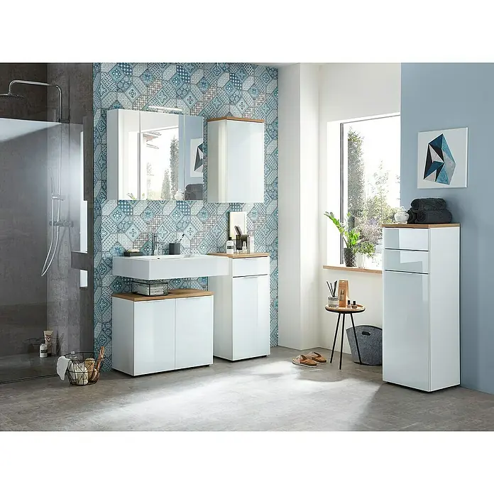 Germania Pescara Midischrank - B x T x H: 39 x 34 x 112 cm, Weiß/Navarra-Eiche-Nb. - Modernes Badezimmer-Interieur mit weißen Möbeln und blau gemusterter Wand, das eine stilvolle und funktionale Raumlösung bietet.