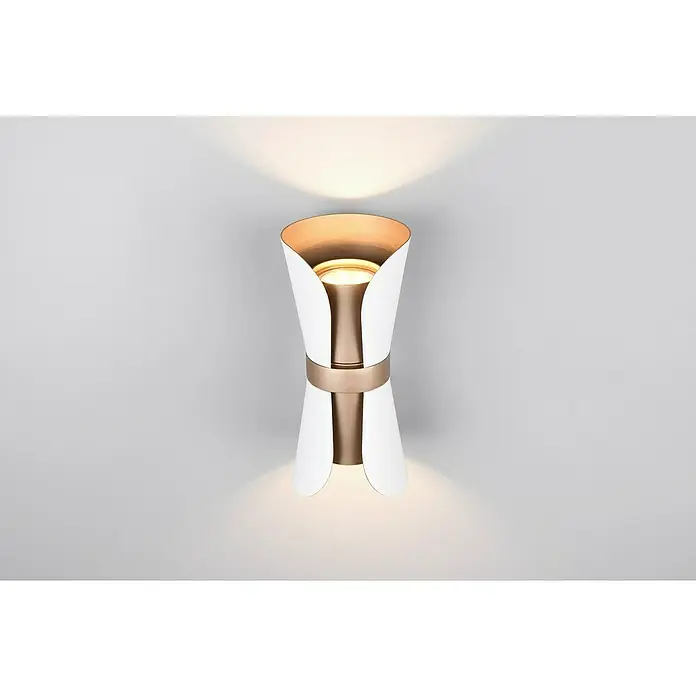 Trio Lighting Aplique de pared LED Coat - Blanco, IP20, GU10 - Elegante lámpara de pared con pantalla blanca y detalles dorados, que emana una luz cálida y acogedora.