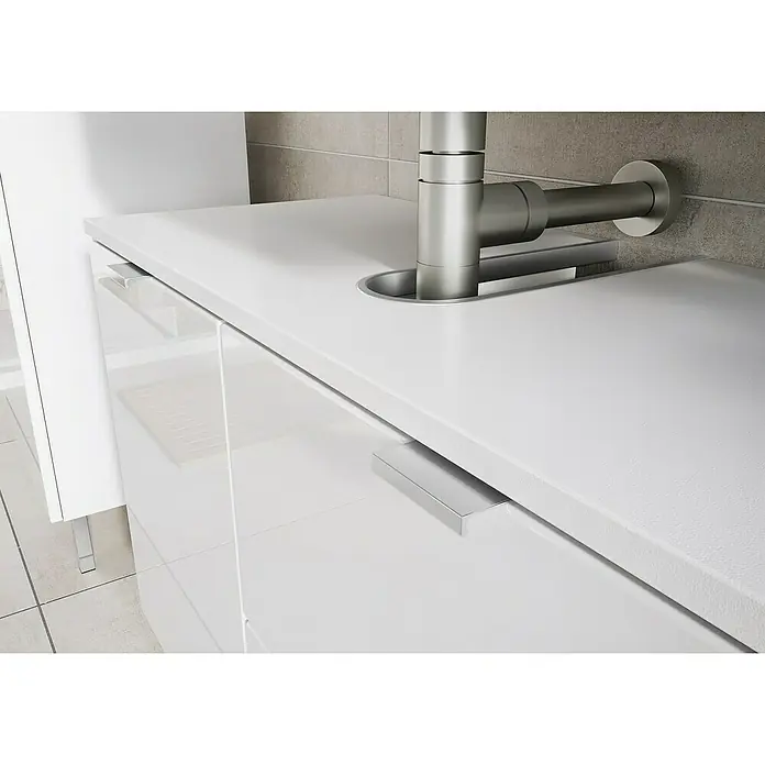 Germania Mauresa Waschtischunterschrank - B x T x H: 80 x 34 x 56 cm, Weiß, Glänzend - Detailaufnahme eines modernen Badezimmerwaschtischs mit weißer Arbeitsplatte und Chromarmatur. Das Design ist minimalistisch und elegant.