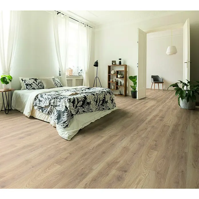 Laminado Biscotti - 1.285 x 192 x 8 mm, Biscotti, AC5 - Dormitorio luminoso con suelo laminado con aspecto de madera. El suelo armoniza con la decoración y crea un ambiente cálido en la habitación.