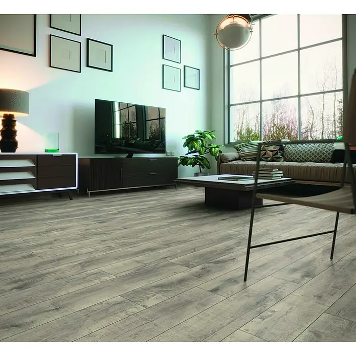 Laminado Volcano - 1.285 x 192 x 8 mm, Volcano, AC5 - Una sala de estar moderna con un suelo de madera gris que añade un aspecto elegante y contemporáneo al espacio. El suelo complementa el mobiliario.