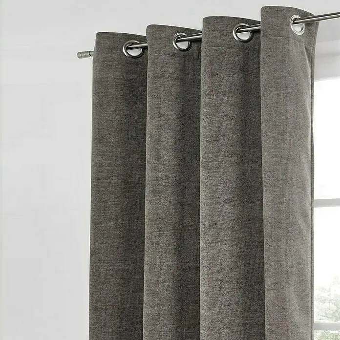 Cortina con ollaos Harper - An x Al: 140 x 250 cm, Gris, Textil - Primer plano de cortinas grises con ojales colgadas en una barra. Ideales para salones o dormitorios, ofreciendo privacidad y estilo.
