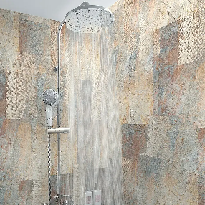 Papel pintado de vinilo autoadhesivo Atacama - Beige, L x An: 280 x 65 cm - Grifo de ducha moderno con gran rociador de lluvia y cabezal de mano, agua corriente, sobre azulejos de pared estampados.