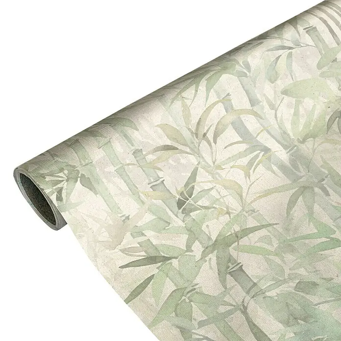 Papel pintado de vinilo autoadhesivo Bamboo - Beige/Verde, L x An: 280 x 65 cm - Primer plano de un rollo de elegante papel tapiz con tema de bambú, que ofrece una estética tranquila y natural para la decoración de interiores.