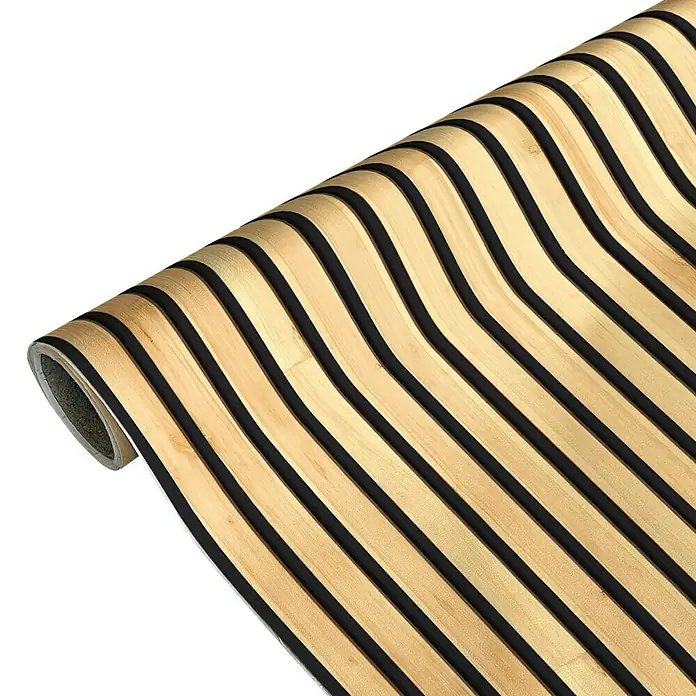 Papel pintado de vinilo autoadhesivo Listones - Marrón, L x An: 280 x 65 cm - Un panel enrollado con listones de madera y fondo negro, ideal para revestimientos de pared elegantes y detalles en el diseño interior.