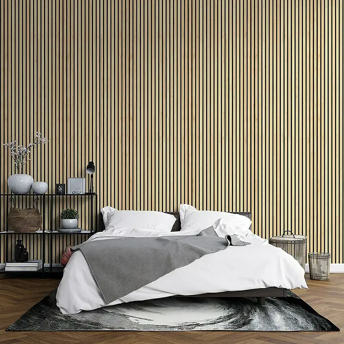 Papel pintado de vinilo autoadhesivo Listones - Marrón, L x An: 280 x 65 cm - Dormitorio con cama, mesita de noche y pared con paneles de madera. El diseño del dormitorio es moderno y elegante.
