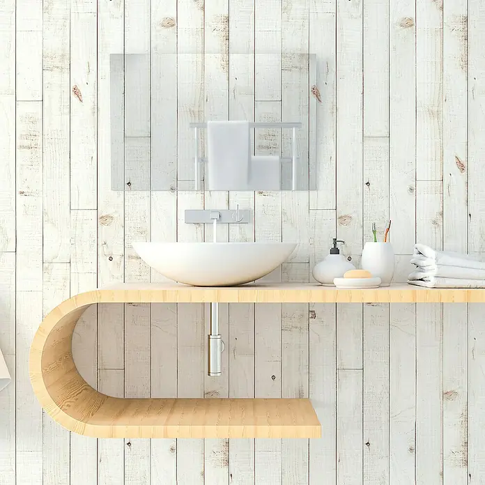 Papel pintado de vinilo autoadhesivo Madera - Blanco, L x An: 280 x 65 cm - Un tocador moderno con lavabo sobre encimera, elegante estante de madera y toallas, perfecto para un diseño de baño minimalista con pared de madera.