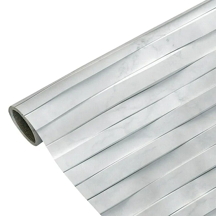 Papel pintado de vinilo autoadhesivo Carrara - Blanco, L x An: 280 x 65 cm - Primer plano de un rollo de paneles de pared 3D autoadhesivos con aspecto de mármol, ideales para el diseño de interiores y la decoración de paredes fácil.