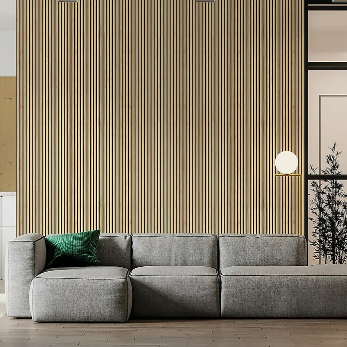 Papel pintado de vinilo autoadhesivo Listones - Marrón, L x An: 280 x 65 cm - Un salón moderno con un sofá gris, una pared de paneles de madera y una lámpara de pie. El cojín verde añade un toque de color.