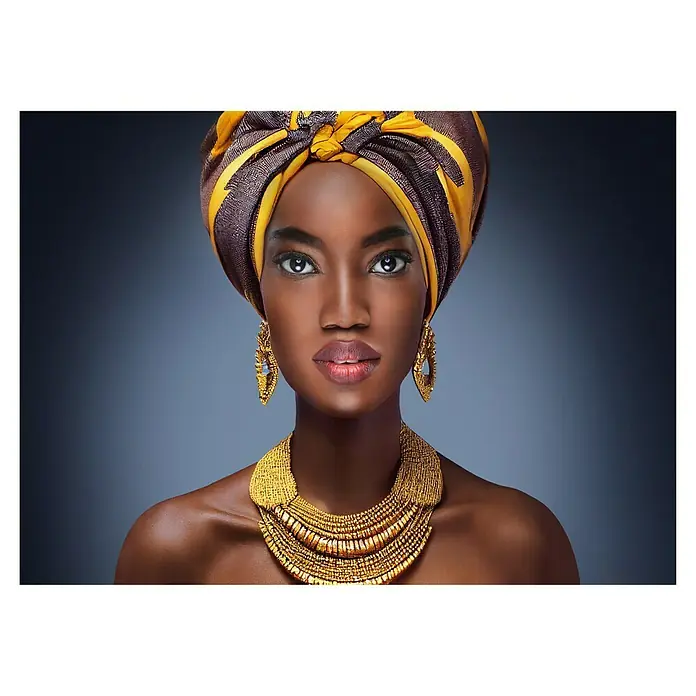 Cuadro alto brillo Mujer Gorro - Mujer Gorro, An x Al: 70 x 50 cm, 1 pzs. - Una elegante mujer africana con un turbante amarillo, aretes de oro y un collar, destacando la belleza tradicional.
