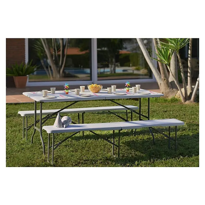 Banco de camping plegable Every - 183 x 30 x 43 cm, HDPE/Acero, Blanco - La mesa de picnic gris con bancos está decorada con decoraciones de fiesta como vasos de papel y un refrigerio de palomitas de maíz.