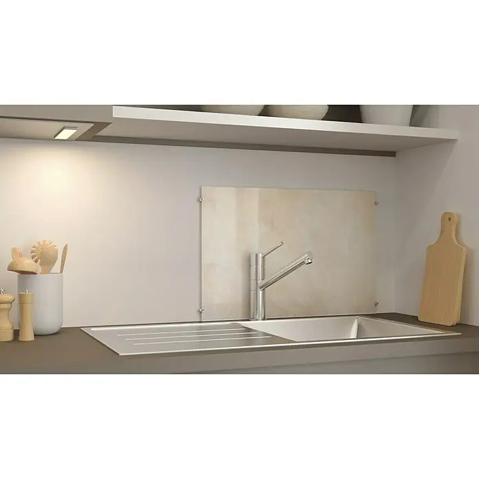 CUCINE Küchenrückwand - Light Marble, 60 x 40 cm, Stärke: 6 mm, Einscheibensicherheitsglas (ESG) - Küchenspüle mit Wasserhahn und Küchenutensilien auf einer Arbeitsplatte unter einem Regal mit Beleuchtung für die Küche.