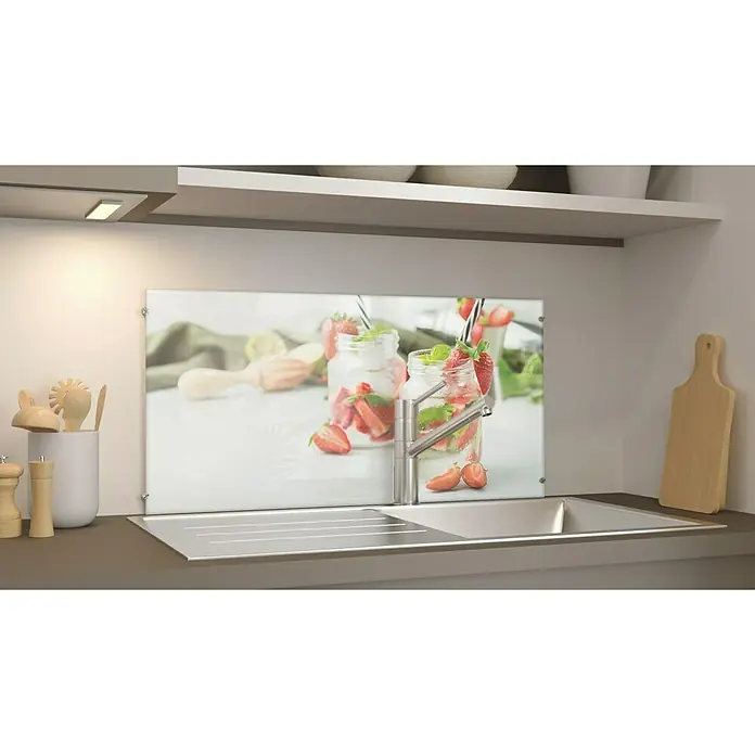 CUCINE Küchenrückwand - Strawberry Lemonade, 80 x 40 cm, Stärke: 6 mm, Einscheibensicherheitsglas (ESG) - Küchenrückwand mit Erdbeermotiv über einer Spüle. Praktischer Spritzschutz mit sommerlichem Design für die Küche.