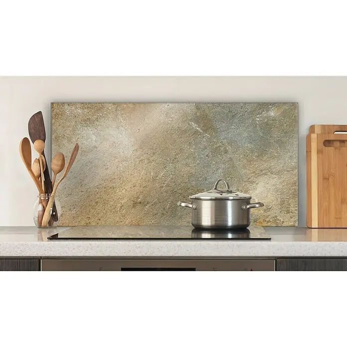 CUCINE Küchenrückwand - Golden Marble, 80 x 40 cm, Stärke: 6 mm, Einscheibensicherheitsglas (ESG) - Kochtopf auf einem Induktionskochfeld, umgeben von Küchenutensilien und Schneidebrettern, auf einer Küchentheke.