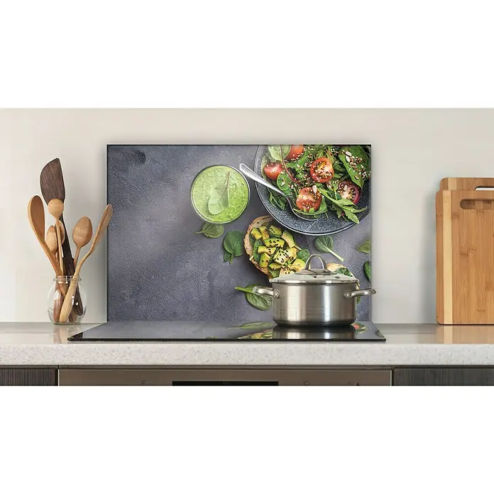 CUCINE Küchenrückwand - Fresh Avocado, 60 x 40 cm, Stärke: 6 mm, Einscheibensicherheitsglas (ESG) - Küchenrückwand mit Speisen-Motiv, darunter ein Kochfeld mit Topf. Eine stilvolle und funktionale Ergänzung für jede moderne Küche.