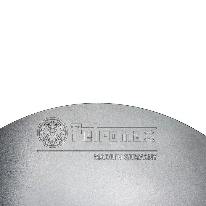 Petromax Feuerschale - Durchmesser: 48 cm, Stahl - Detailansicht eines Petromax-Produkts mit Logo und dem Schriftzug "MADE IN GERMANY", das die hochwertige Verarbeitung hervorhebt.