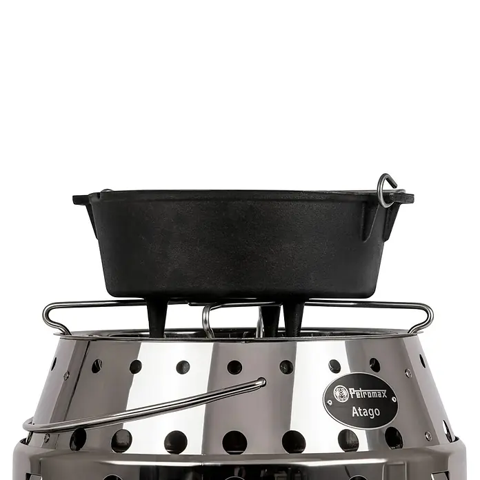 Petromax Topfuntersetzer - Edelstahl, Silber - Ein Petromax Atago mit einem Dutch Oven darauf. Der Atago ist ein vielseitiger Grill und Ofen für den Outdoor-Bereich.