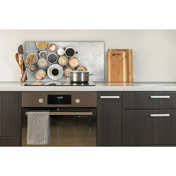 CUCINE Küchenrückwand - Coffee Love, 80 x 40 cm, Stärke: 6 mm, Einscheibensicherheitsglas (ESG) - Herd mit Kochfeld und Dekorplatte mit Kaffeetassen-Motiv, kombiniert mit Schneidebrettern. Ein stilvolles Küchenambiente mit praktischen Elementen.