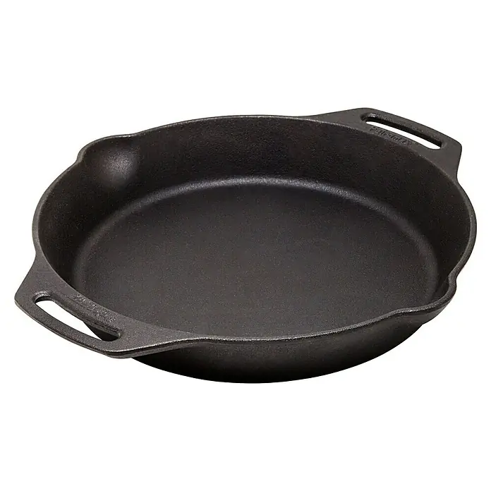 Petromax Grillpfanne - Durchmesser: 25,1 cm - 30 cm, Gusseisen - Eine gusseiserne Bratpfanne mit Griffen, ideal zum Kochen und Braten. Die Oberfläche ist rau und schwarz, perfekt für eine gleichmäßige Wärmeverteilung.