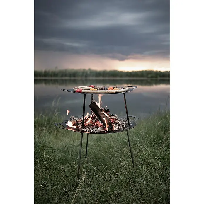 Petromax Feuerschale - Durchmesser: 48 cm, Stahl - Lagerfeuer-Grill mit leckerem Grillgut in der Natur.