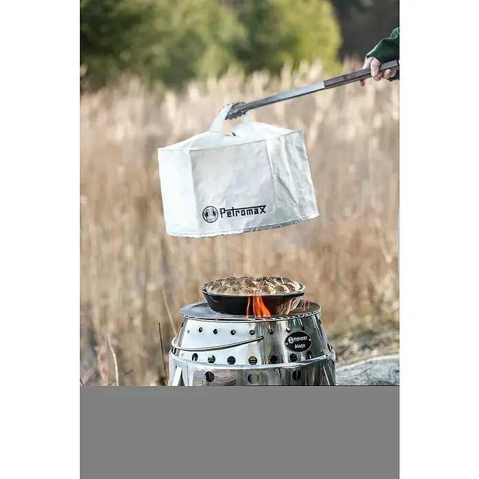 Petromax Grillhaube - Aluminium, Durchmesser: 42 cm - Petromax Atago Grill mit Abdeckhaube und leckerem Essen darauf. Draußen in der Natur beim Campen oder Picknick.