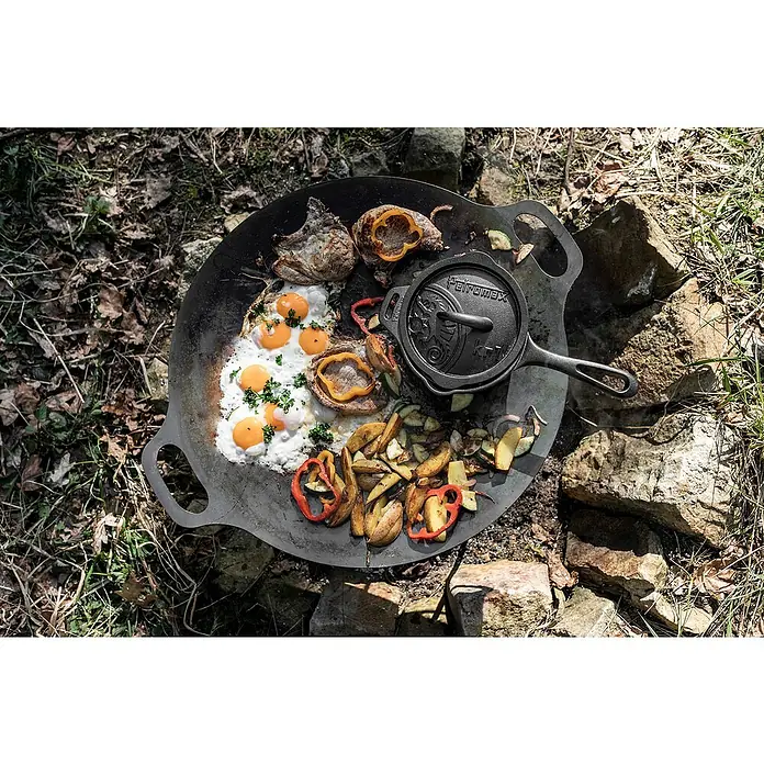 Petromax Feuerschale - Durchmesser: 48 cm, Stahl - Petromax Feuerplatte mit Frühstück im Freien, inklusive Eiern, Gemüse und Fleisch. Der Petromax Dutch Oven rundet das Bild ab.